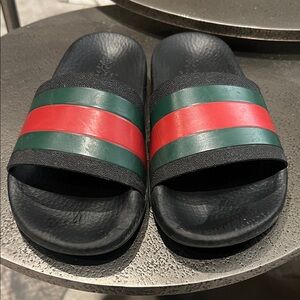 Gucci Kids Black Sandals with Red and Green Stripes